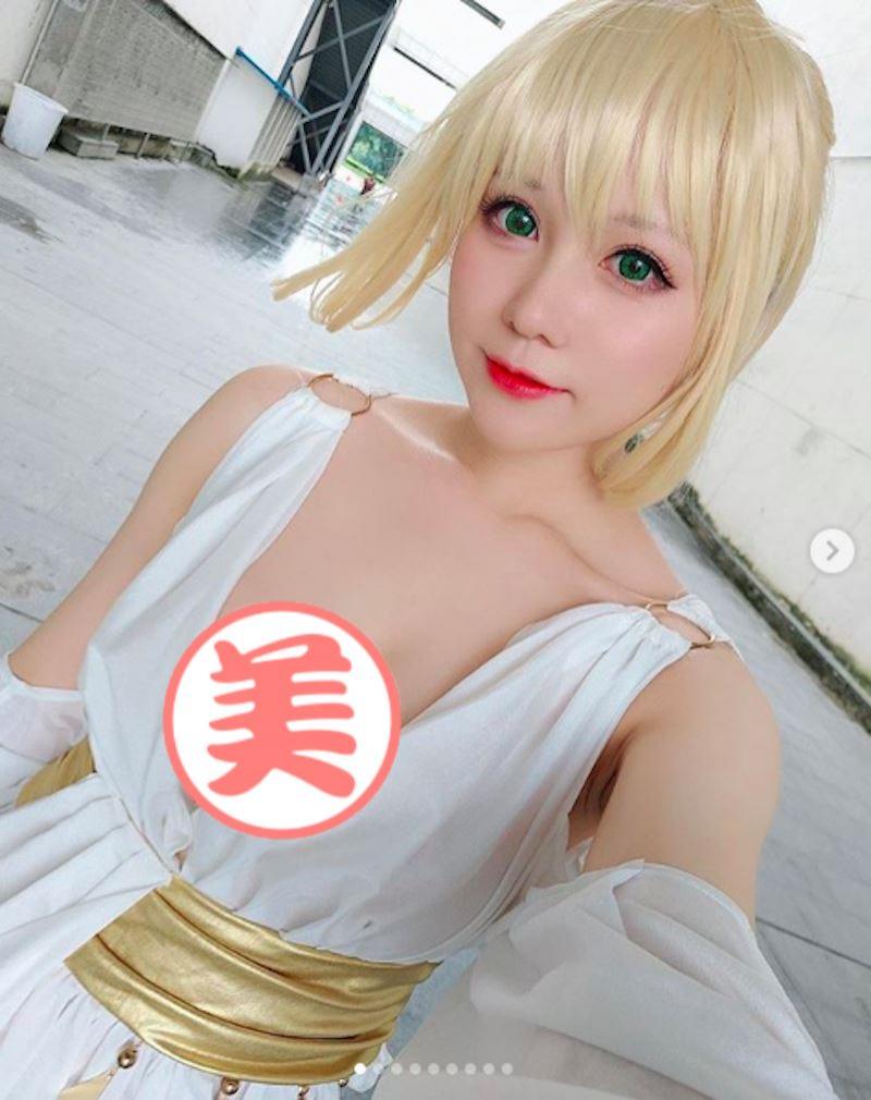 強國人氣cos作風狂放「開腿性感照」只是小日常，「渾圓曲線」最愛從衣領跑出來！