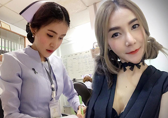 這張護理師上班自拍「甜美照片」卻被眼尖網友罵「噁心」，最後還被人肉要求「下跪道歉」工作竟也丟了