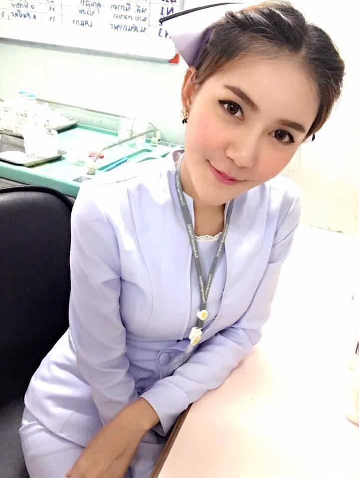 這張護理師上班自拍「甜美照片」卻被眼尖網友罵「噁心」，最後還被人肉要求「下跪道歉」工作竟也丟了