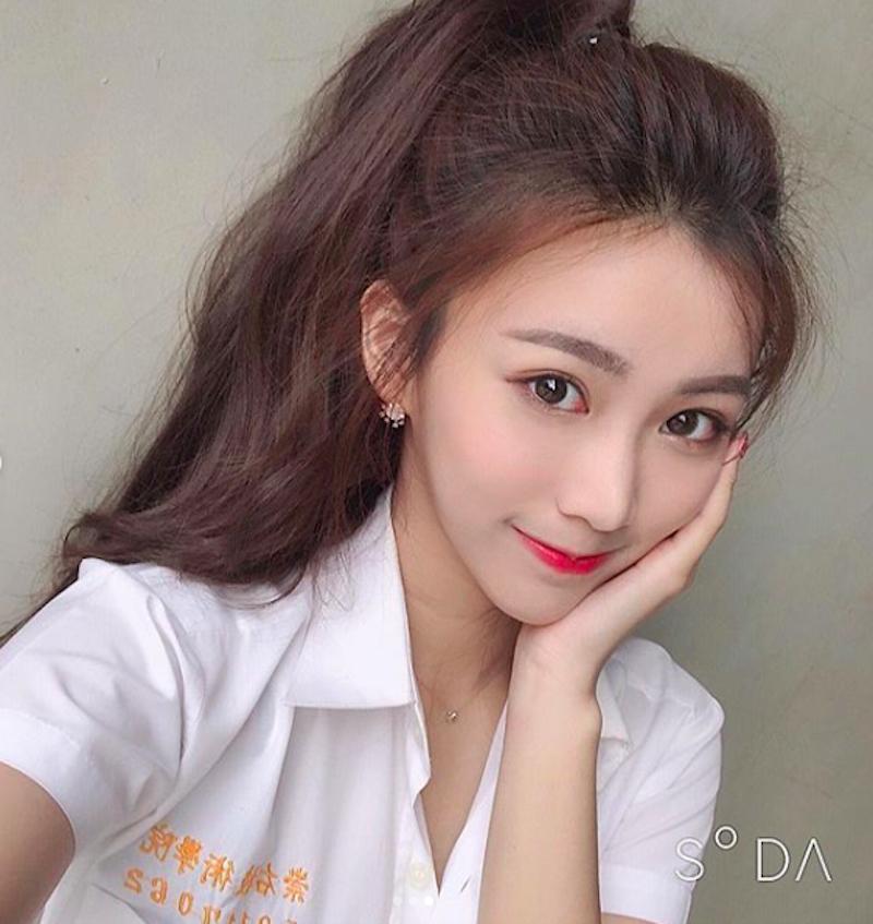 44萬粉絲甜美校花「張楚珊」畢業後還是很正，海邊秀出「惹火比基尼」發育良好！