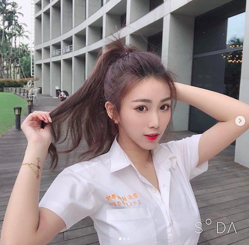 44萬粉絲甜美校花「張楚珊」畢業後還是很正，海邊秀出「惹火比基尼」發育良好！