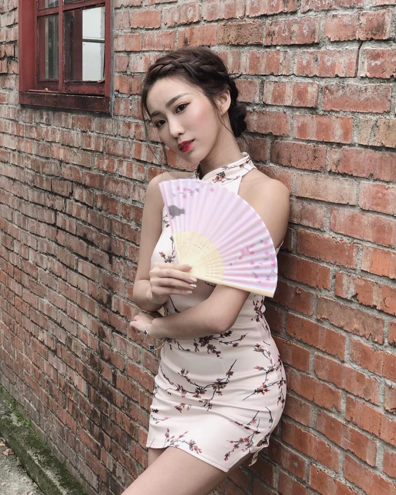 44萬粉絲甜美校花「張楚珊」畢業後還是很正，海邊秀出「惹火比基尼」發育良好！