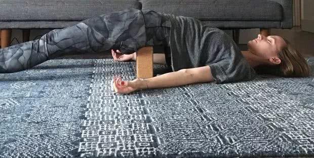 每天堅持做這套動作，女人皮膚水嫩更年輕，60歲不長皺紋~