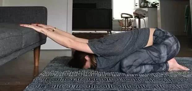 每天堅持做這套動作，女人皮膚水嫩更年輕，60歲不長皺紋~