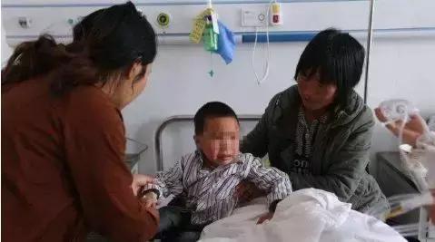 八歲男童被醫生斷定孩子骨骼線已完全閉合，不會再發育了，只因媽媽常給吃這幾類食物