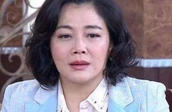 她資產上億被家人榨乾，一生未嫁累倒在片場，離世後家人立馬清點遺產 