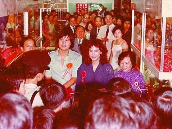 66歲甄妮曾因太美被勸轉學，「丈夫離世」欲輕生被救回　為愛「守寡35年」31歲女兒酷似丈夫