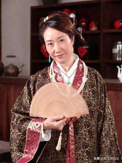 護士轉當演員「好不容易尋覓真愛」丈夫因病離去　「為愛守寡13年」每年忌日發文悼念和女兒相伴