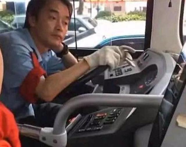 隱瞞所有人？「司機撞臉張國榮」相似度99%逼哭粉絲　 低調開公車16年