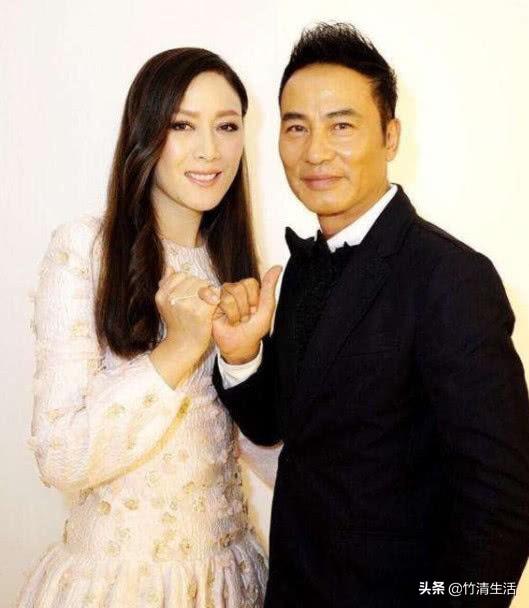 60歲任達華撿到寶，和二婚妻子18年恩愛生活，細節看出多愛對方