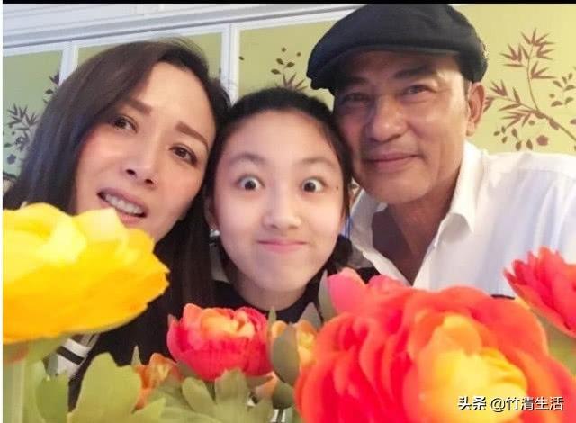 60歲任達華撿到寶，和二婚妻子18年恩愛生活，細節看出多愛對方