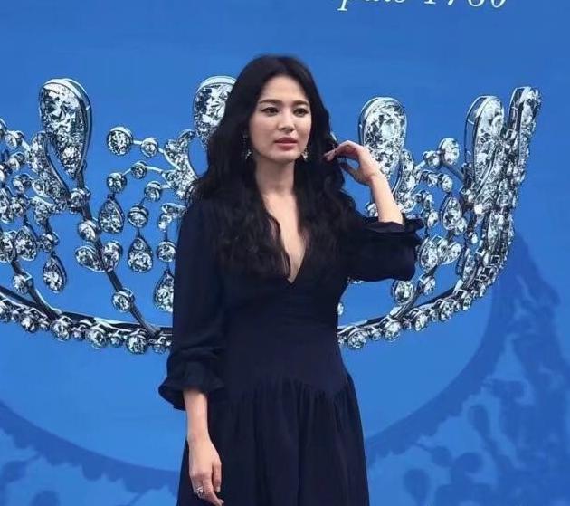 60歲任達華撿到寶，和二婚妻子18年恩愛生活，細節看出多愛對方