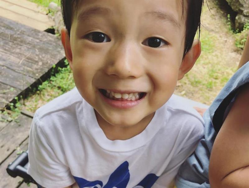 Max暴風成長！隋棠「合體陶晶瑩全家」出遊過暑假，3歲兒抽高「超過185cm爸的腰」網讚：簡直小帥哥