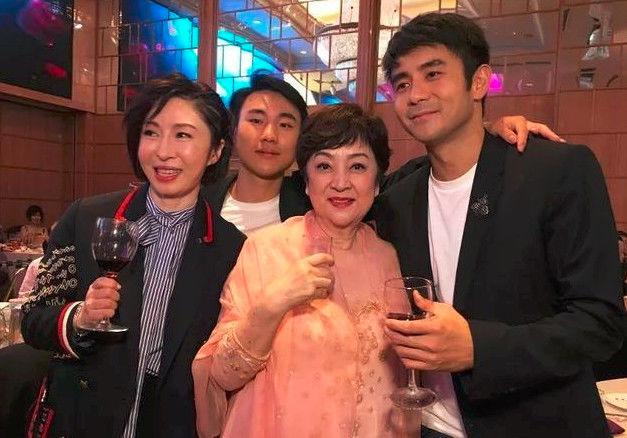 72歲甄珍不適緊急送醫！「因摔倒落病根」前夫43年破冰來台　不計前嫌陪伴「兒不反對兩人復合」