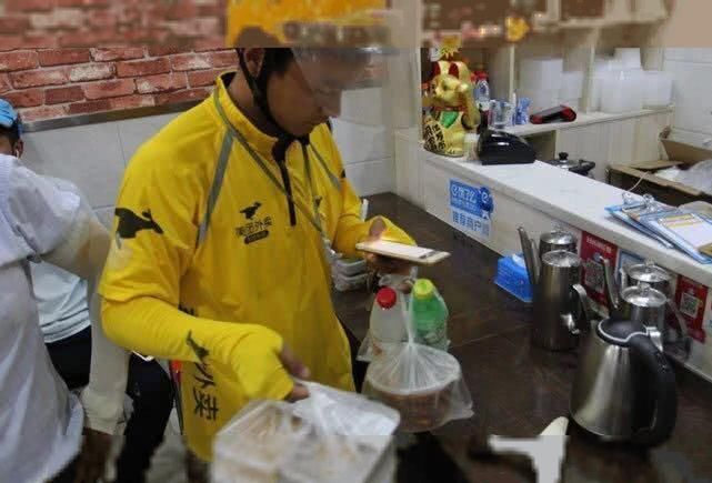 外賣員接到2400元大額餃子單，三人合力送達，收入到手時愣了