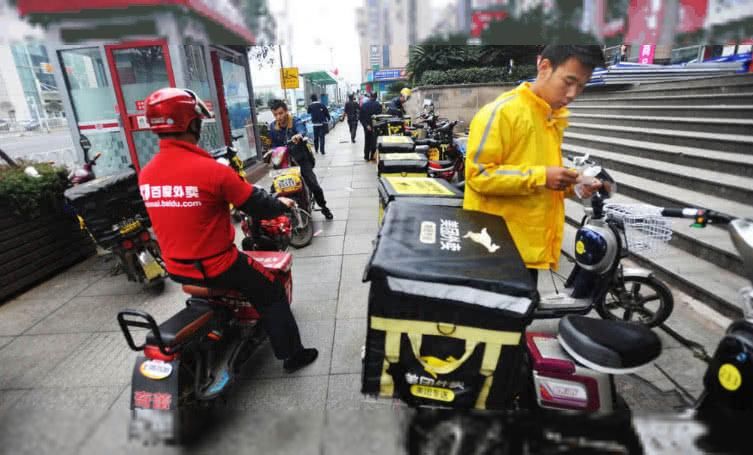 外賣員接到2400元大額餃子單，三人合力送達，收入到手時愣了