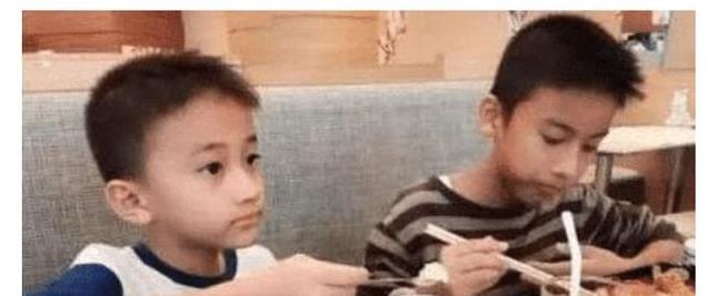 女兒因長得和芭比娃娃一模一樣被說是假人，媽媽無奈曬出兒子照片，網友紛紛表示：服了