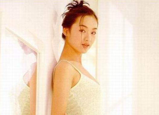 走紅後因耍大牌斷送前程，嫁豪門連遭7次家暴，今48歲仍單身