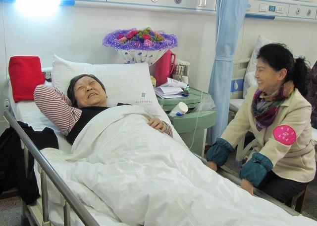 母親分家產，大兒一套房，二兒子一輛車，女兒一袋米，一拆開傻了