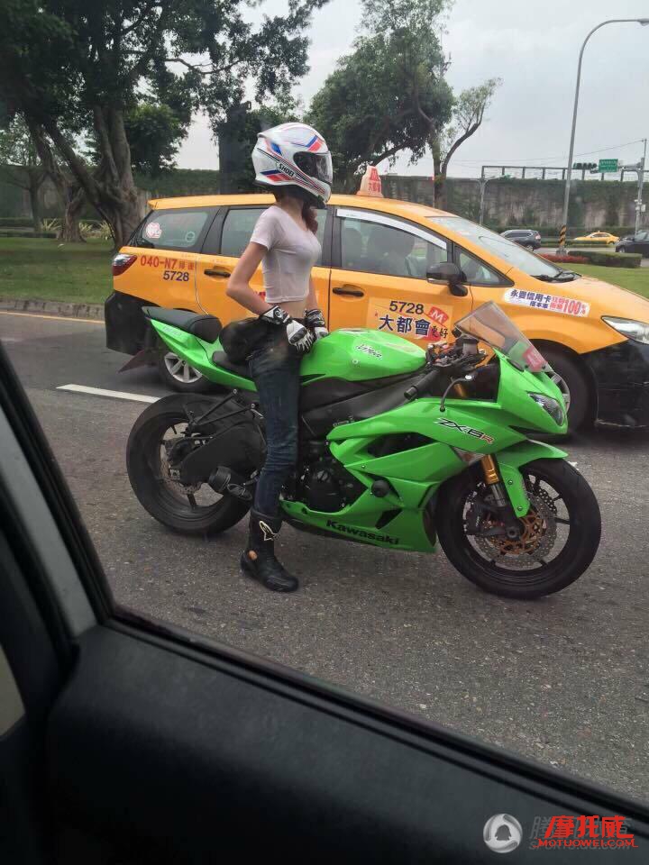 少女雨天騎大排摩托濕身 ，上衣濕透盡顯路人看亮眼了！