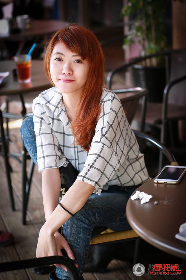 少女雨天騎大排摩托濕身 ，上衣濕透盡顯路人看亮眼了！