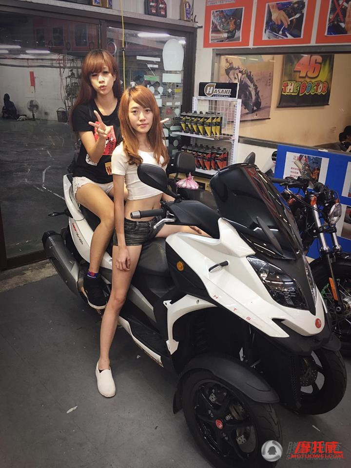 少女雨天騎大排摩托濕身 ，上衣濕透盡顯路人看亮眼了！