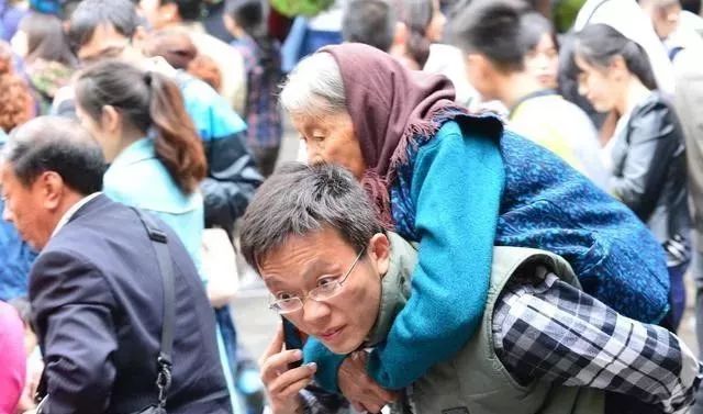 媽媽假裝成乞丐，大兒子狠心拒之門外，二兒子將母親接回家後驚喜來了  