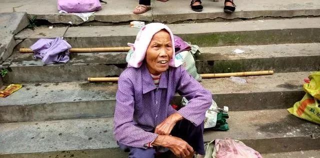 媽媽假裝成乞丐，大兒子狠心拒之門外，二兒子將母親接回家後驚喜來了  