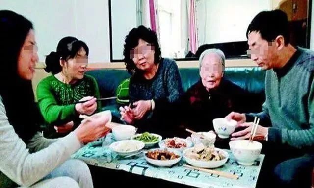 媽媽假裝成乞丐，大兒子狠心拒之門外，二兒子將母親接回家後驚喜來了  