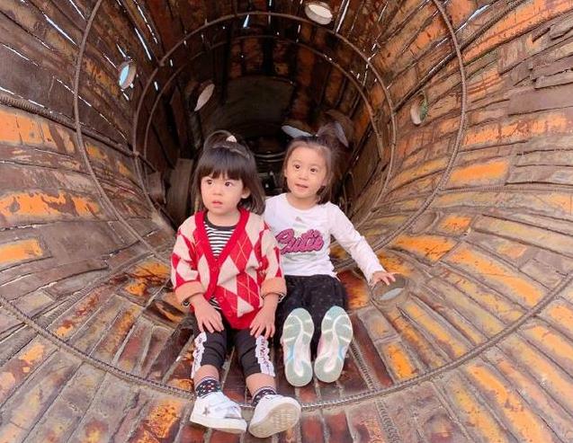 本以為賈靜雯女兒夠美了，網友：看到楊冪5歲女兒，才懂啥叫「神顏」