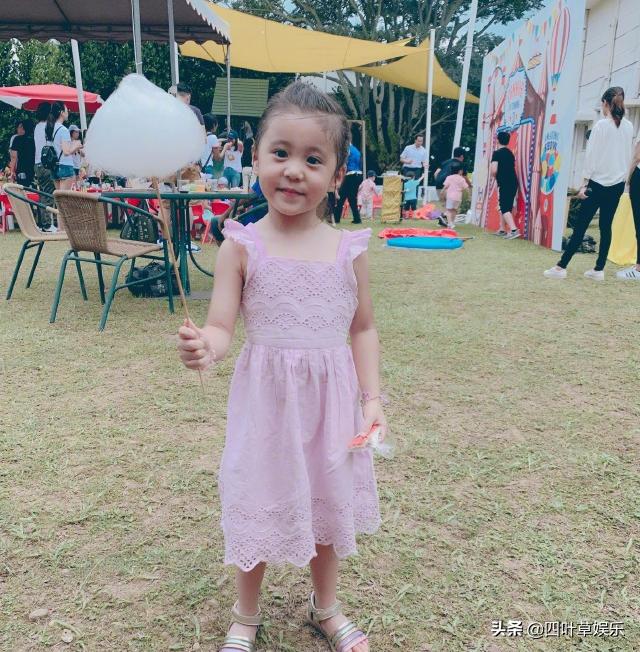 本以為賈靜雯女兒夠美了，但看到楊冪5歲女兒，才懂啥叫「神顏」
