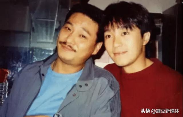 周星馳一生5張最珍貴的合影，越到後面笑的越來越勉強