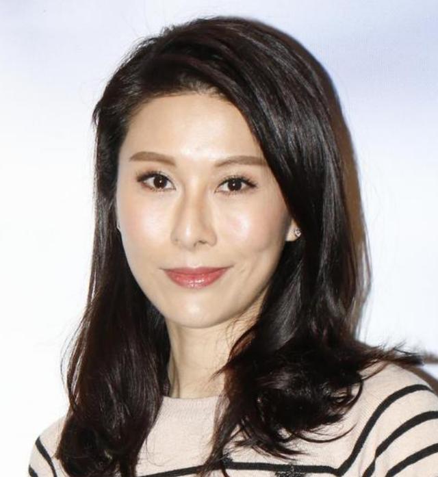 與成龍保鑣離婚再嫁醫生「多次原諒丈夫出軌」，「42歲已是4個兒子的媽」容貌身材不輸20歲未來兒媳！