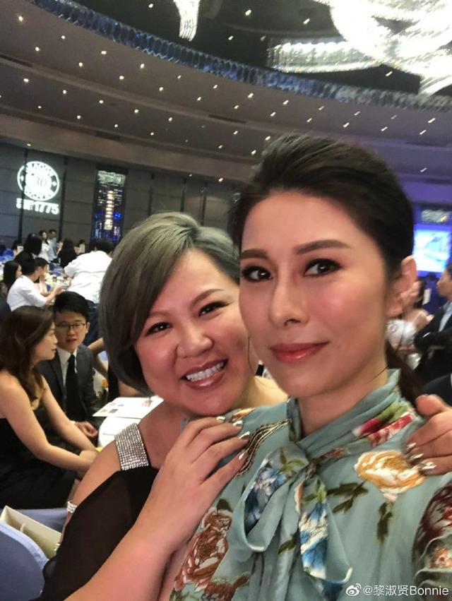 與成龍保鑣離婚再嫁醫生「多次原諒丈夫出軌」，「42歲已是4個兒子的媽」容貌身材不輸20歲未來兒媳！