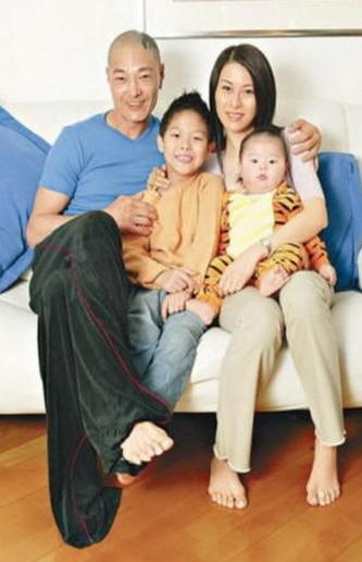 與成龍保鑣離婚再嫁醫生「多次原諒丈夫出軌」，「42歲已是4個兒子的媽」容貌身材不輸20歲未來兒媳！