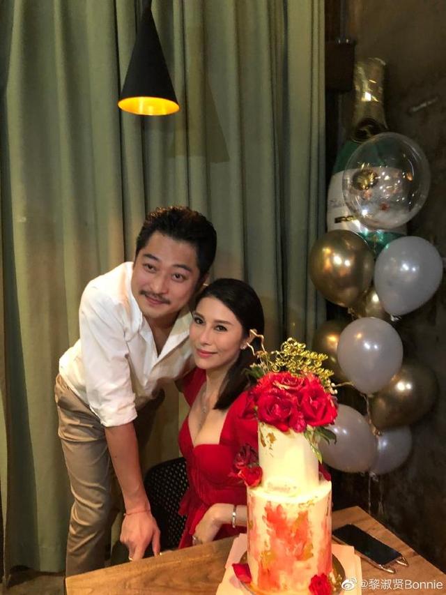 與成龍保鑣離婚再嫁醫生「多次原諒丈夫出軌」，「42歲已是4個兒子的媽」容貌身材不輸20歲未來兒媳！