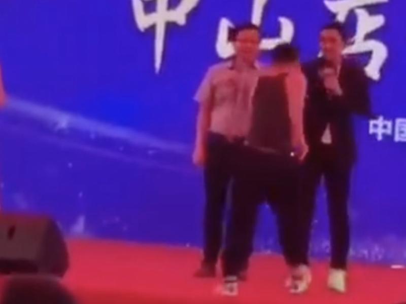 不只腹部被捅！任達華忍痛求救「找人幫幫我」　虛弱被扛上車「私訊對話曝光」網友氣炸