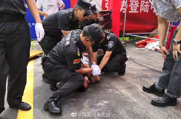 不只腹部被捅！任達華忍痛求救「找人幫幫我」　虛弱被扛上車「私訊對話曝光」網友氣炸