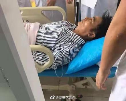 不只腹部被捅！任達華忍痛求救「找人幫幫我」　虛弱被扛上車「私訊對話曝光」網友氣炸