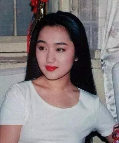 甜美歌後「為富商拿胎4次」3年戀愛耗盡她一生　今48歲容貌依舊「不再談愛」生活愜意