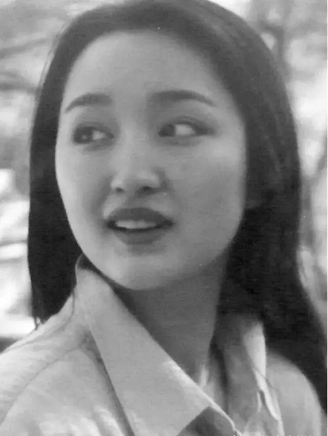 甜美歌後「為富商拿胎4次」3年戀愛耗盡她一生　今48歲容貌依舊「不再談愛」生活愜意