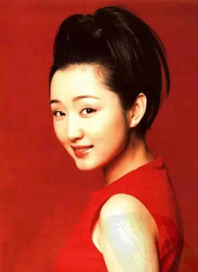 甜美歌後「為富商拿胎4次」3年戀愛耗盡她一生　今48歲容貌依舊「不再談愛」生活愜意