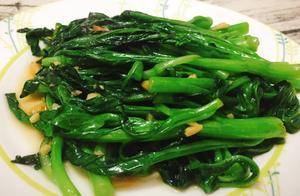 炒青菜時，第一步下鍋是錯的！多做這兩步，青菜翠綠還營養
