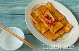 煎豆腐時，不要直接下油鍋！學會這樣做，外酥里嫩不碎不粘鍋