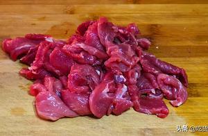 不管炒什麼肉，都別直接下鍋，難怪肉柴還粘鍋，原來少了這一步