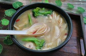 天熱就愛這樣的午餐，主食湯菜一鍋出，食材豐富，湯鮮味美，超棒
