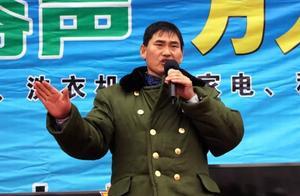 被圍觀的大衣哥朱之文，曾經的幸福成了奢望