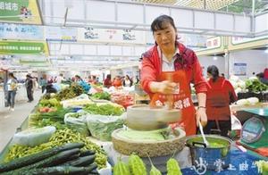 麒麟區沿江農貿市場農家菜方便群眾