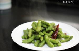 簡簡單單的一盤水煮毛豆，煮前煮後多做這兩步毛豆必然更入味