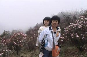 用愛創造生命奇蹟！衡水「奶奶媽媽」背著孫女上學看世界